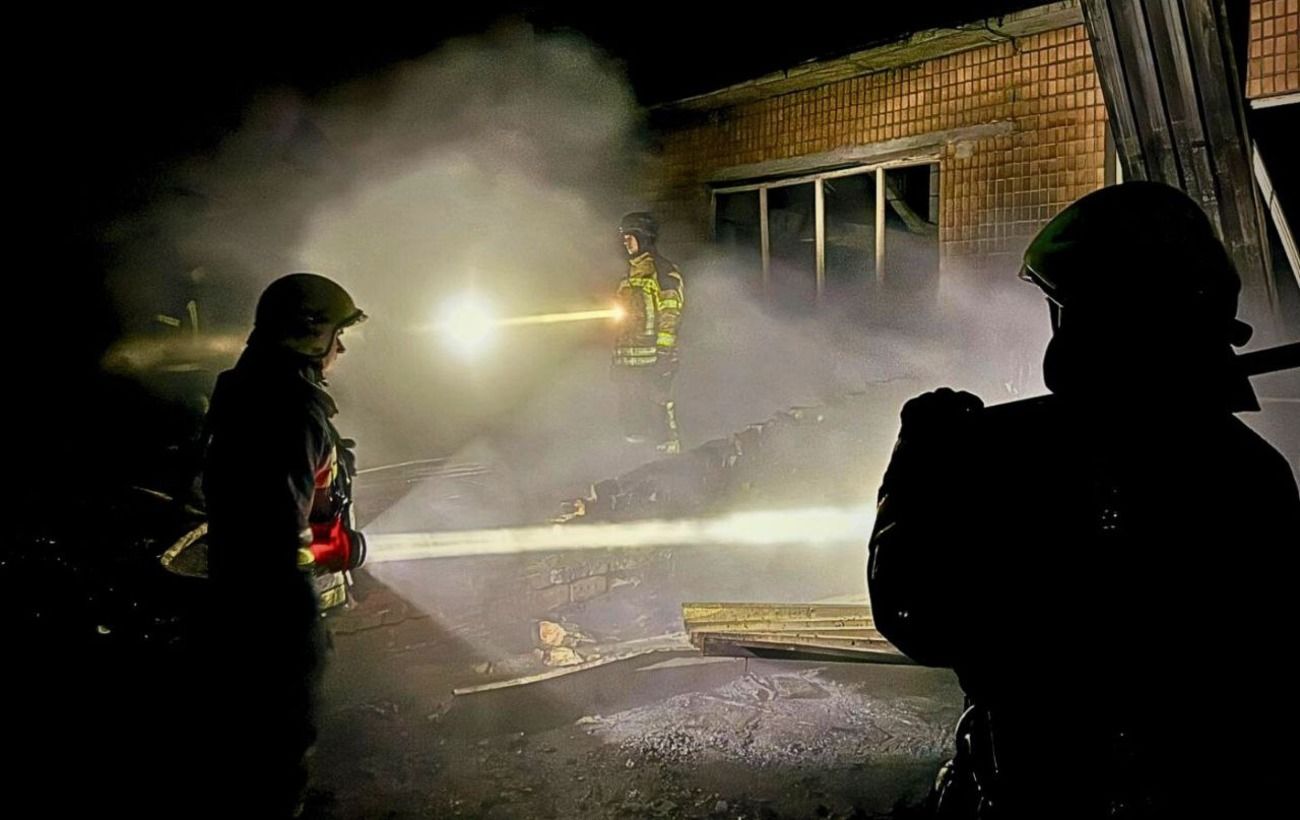 Росіяни знову вдарили по Фастову: пошкоджені будинки, виникли пожежі (фото)