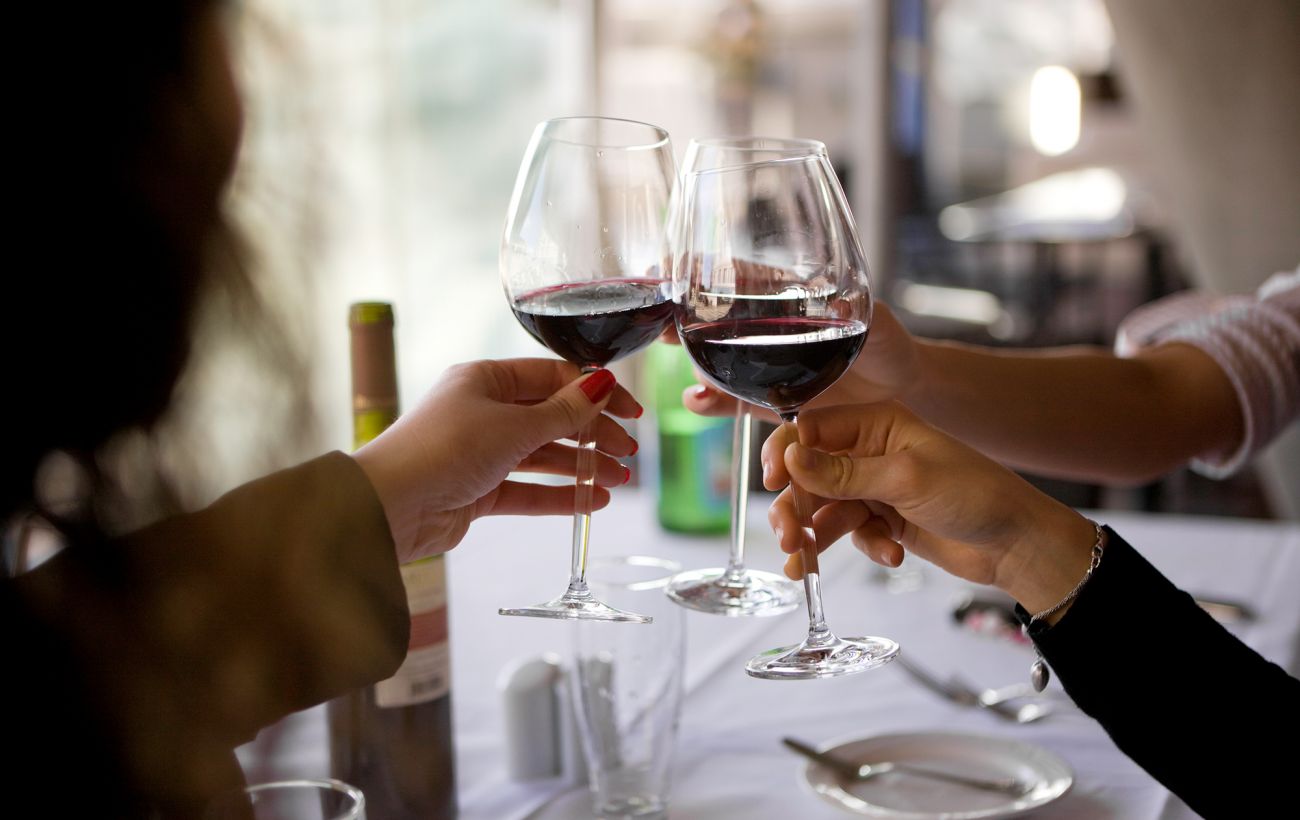 Червоне чи біле? Дієтологи сказали, яке вино менш шкідливе для здоров’я