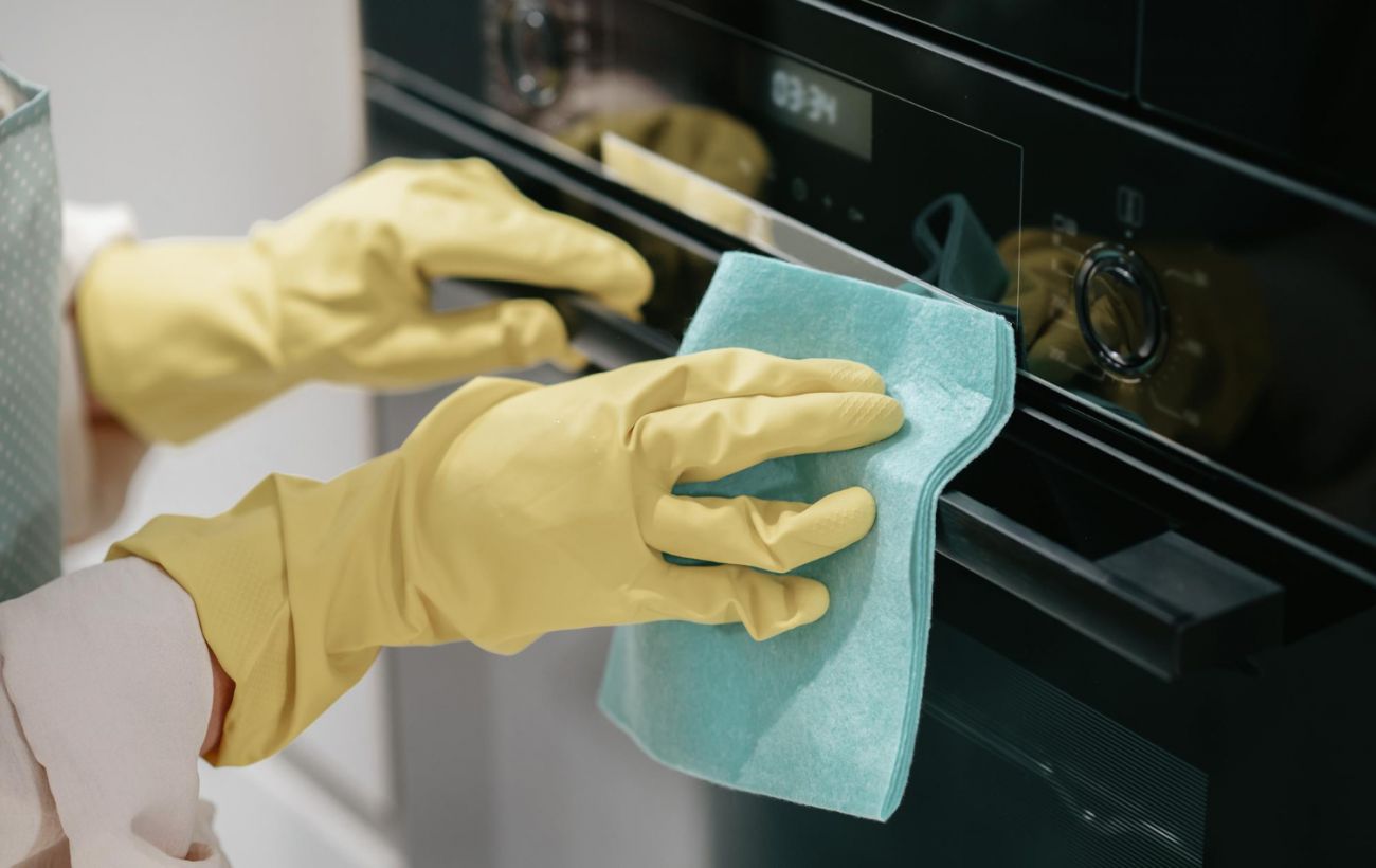 Чиста духовка без хімії: як позбутися пригорілої їжі та неприємного запаху