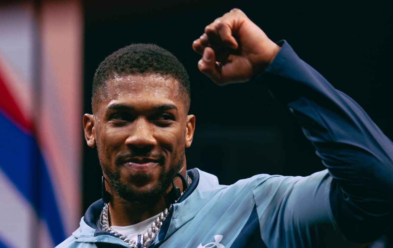 Джошуа відсвяткував перемогу над Полом з прапором українського спецпідрозділу