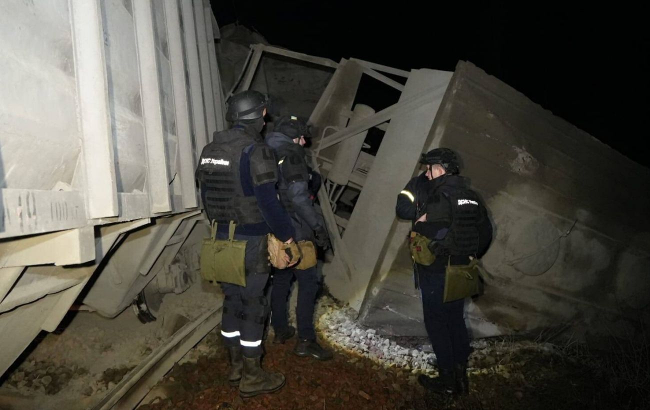 Постраждали 4 залізничники: у ДСНС показали наслідки аварії з потягом біля Коростеня