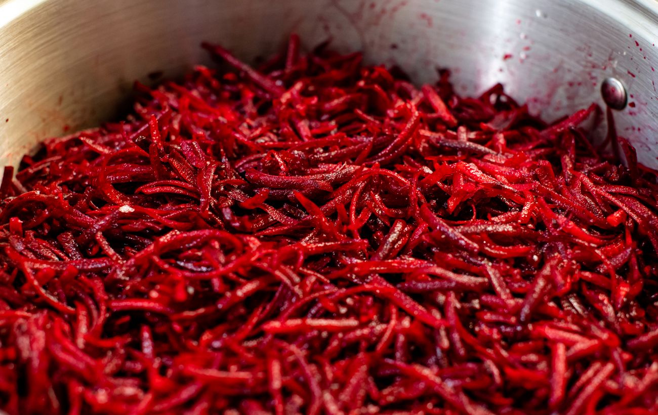 Такий дешевий салат із буряка допоможе знизити тиск: готується за кілька хвилин (відео)