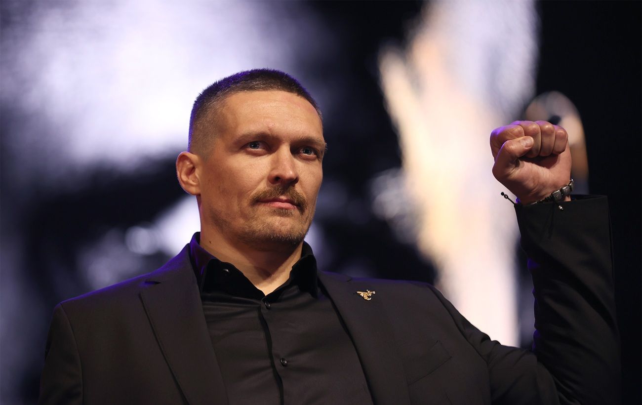 Усик потрапив на обкладинку Vogue: у знаковому поясі та рожевій вітровці