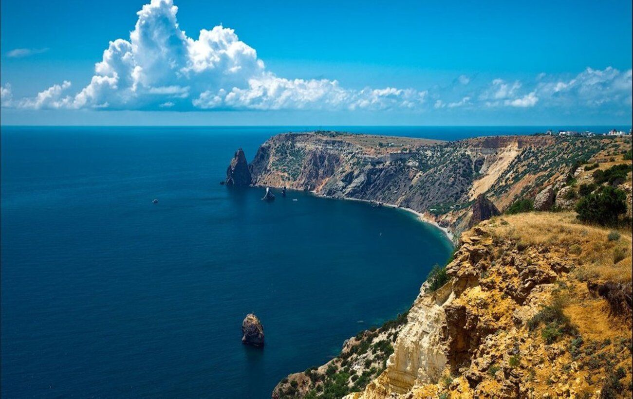 Хвалене Путіним ППО не впоралося: в окупованому Криму вибухи на військових об'єктах РФ